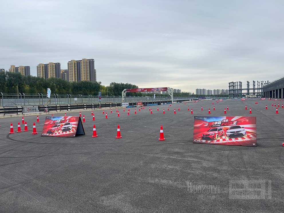 錐筒租賃公司華熠助力賽車(chē)場(chǎng)試駕現(xiàn)場(chǎng)