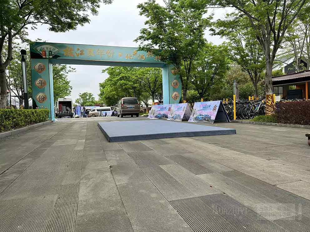 汽車品牌展車使用華熠地臺(tái)租賃有很多優(yōu)點(diǎn)