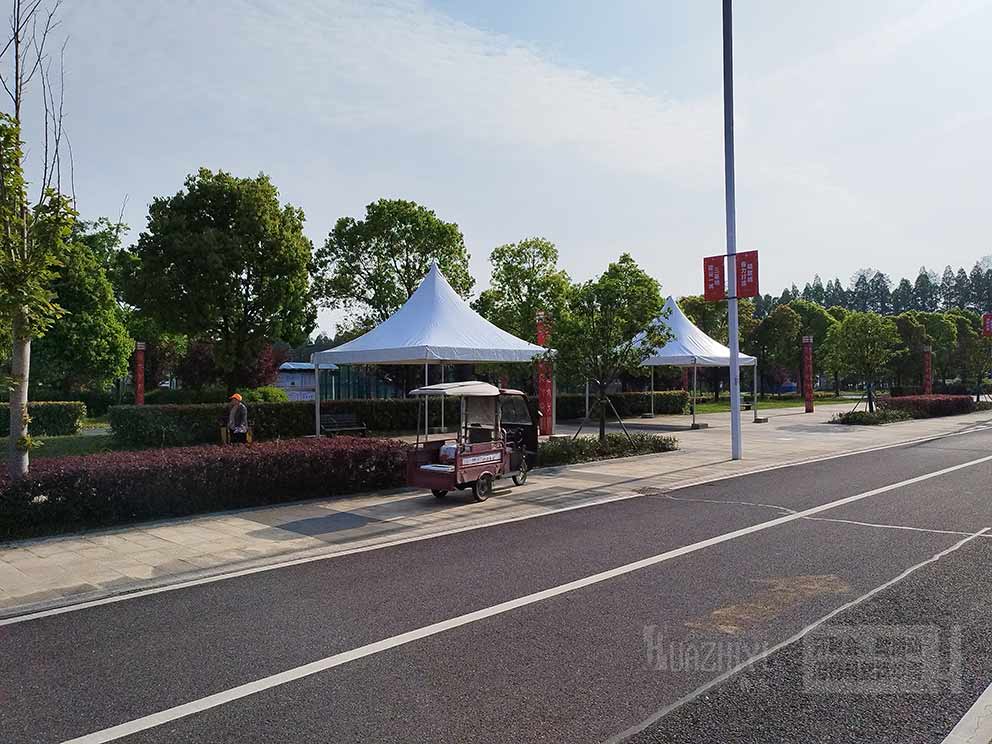 華熠篷房租賃廠家布置馬拉松沿途篷房現場