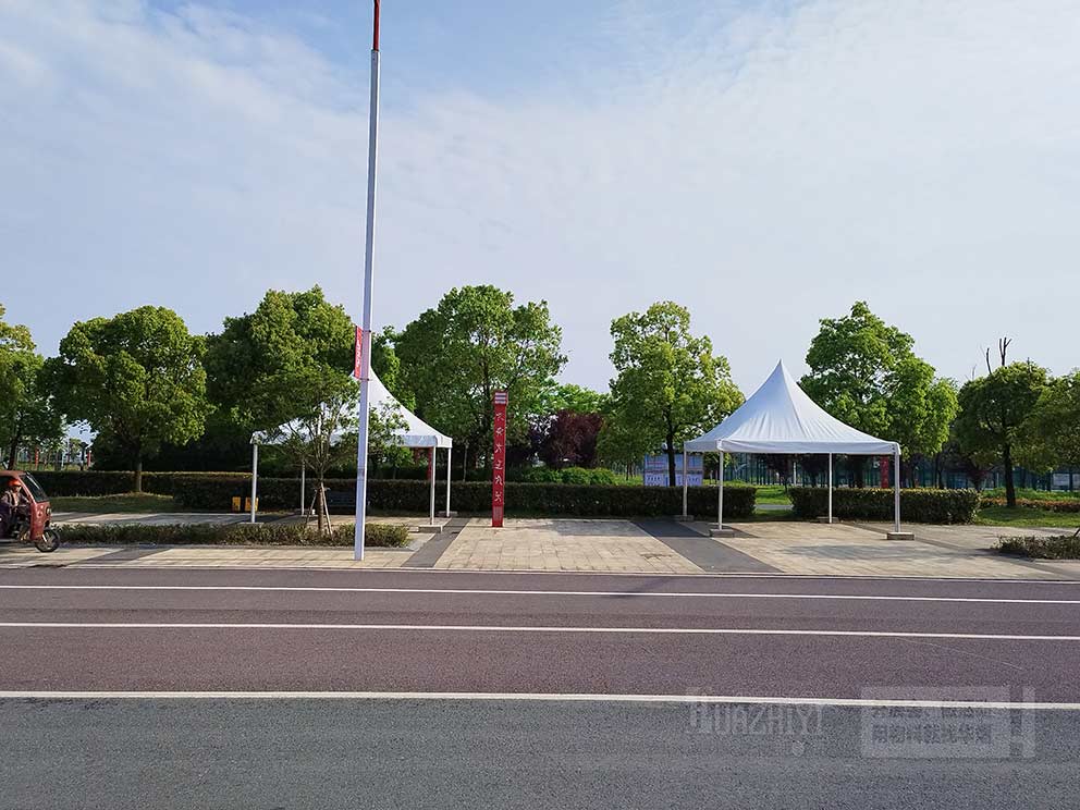 華熠篷房租賃廠家布置馬拉松沿途篷房現場