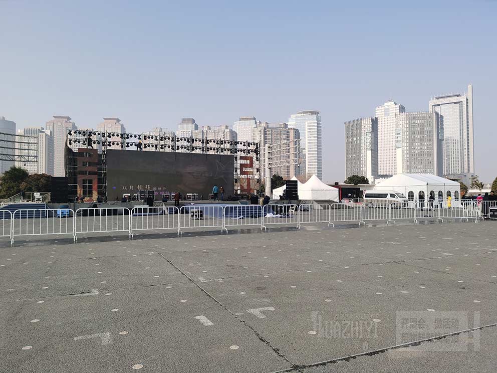 白色鐵馬護(hù)欄租賃用在分隔舞臺和觀眾很合適