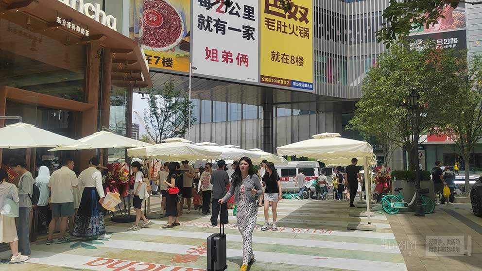 鄭州單邊傘租賃助力正弘城茶飲活動，防曬又美觀