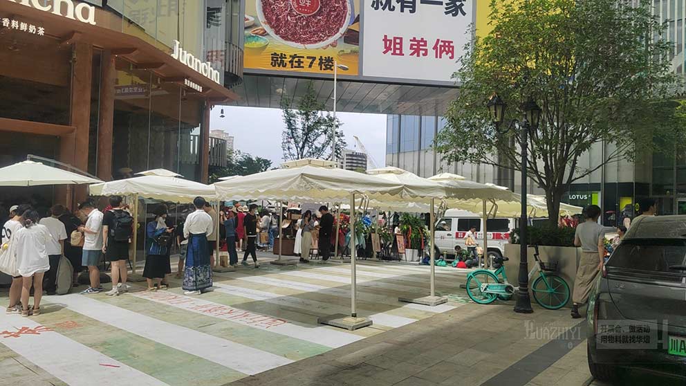 鄭州單邊傘租賃助力正弘城茶飲活動，防曬又美觀