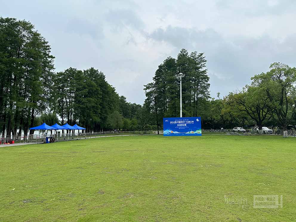 鄭州鐵馬護欄租賃廠家布置了活動現場的護欄