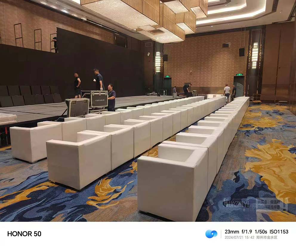鄭州沙發租賃廠家布置活動現場—白色皮質沙發盡顯質感