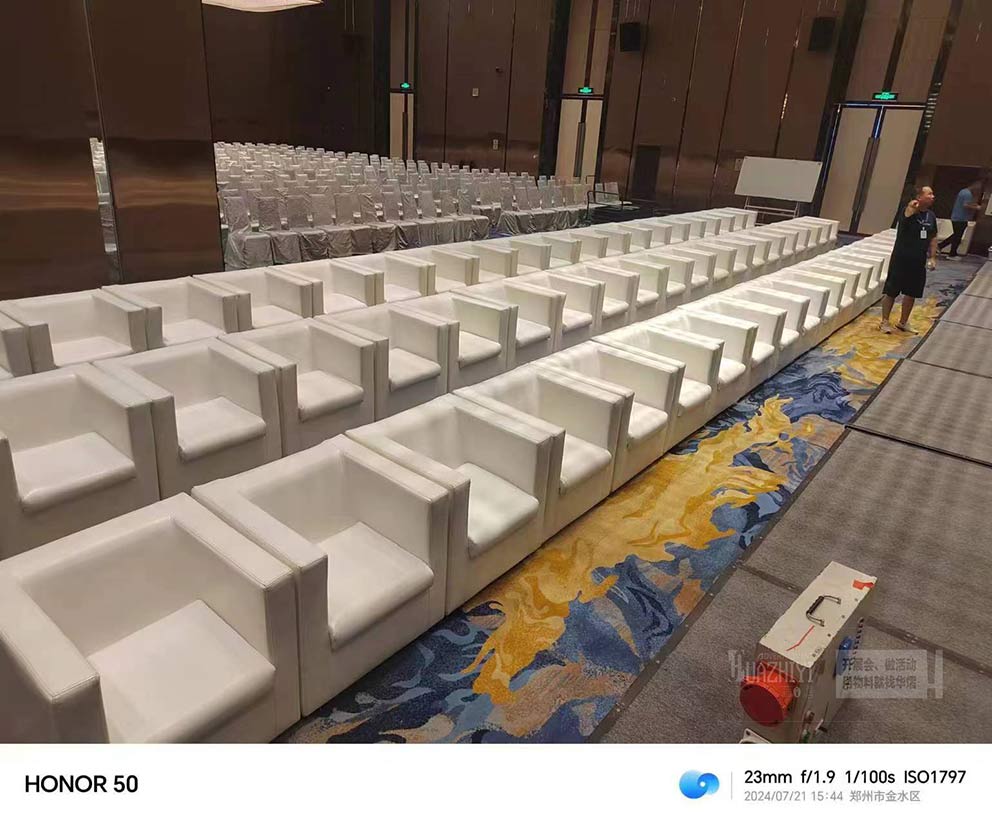 鄭州沙發租賃廠家布置活動現場—白色皮質沙發盡顯質感