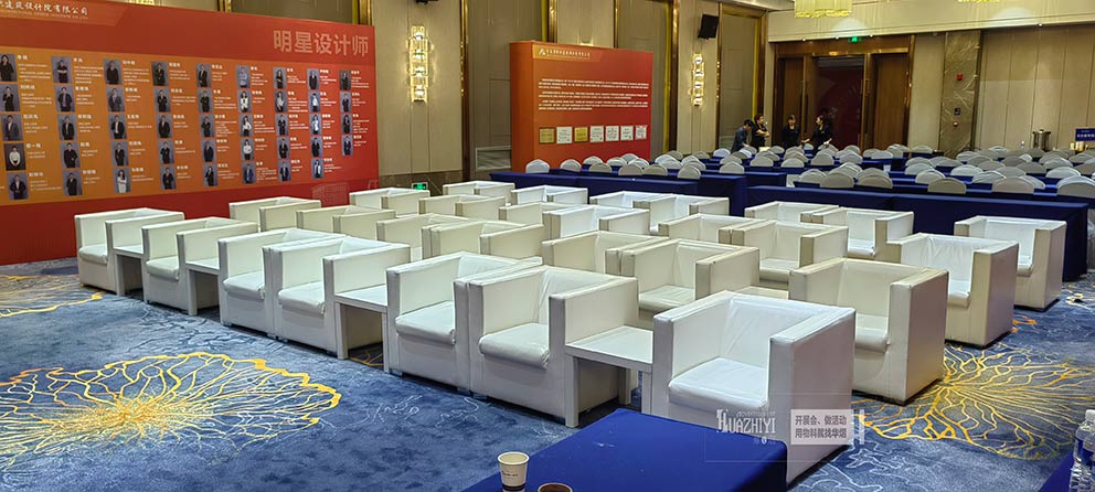 鄭州沙發(fā)出租布置酒店內(nèi)臨時(shí)會(huì)議，提供了沙發(fā)和茶幾
