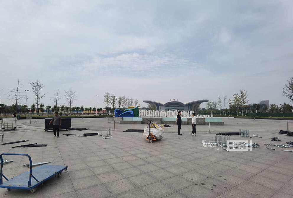 鄭州舞臺(tái)租賃在河津體育中心準(zhǔn)備進(jìn)場(chǎng)搭建舞臺(tái)