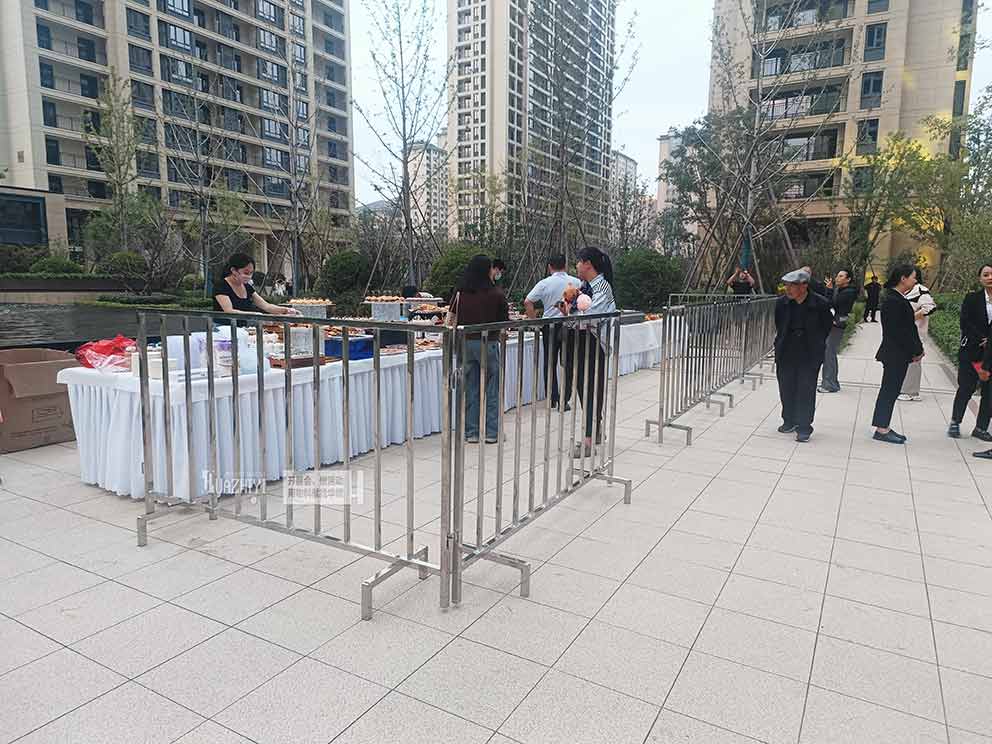 鄭州鐵馬出租提供的方管不銹鋼鐵馬十分穩固
