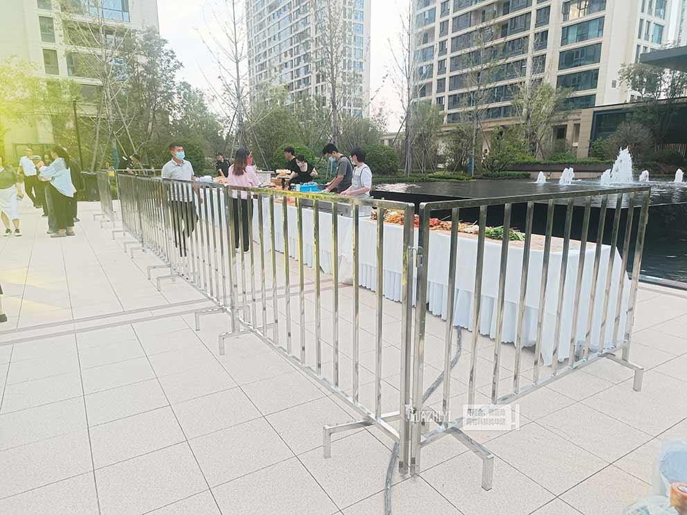鄭州鐵馬出租提供的方管不銹鋼鐵馬十分穩固