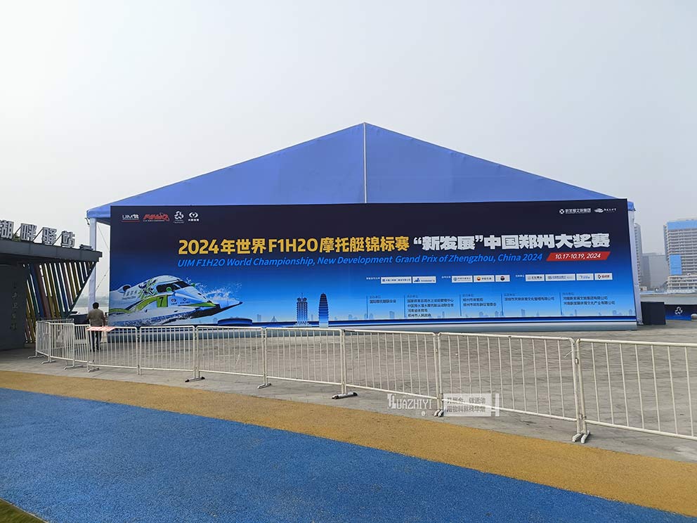 鄭州鐵馬出租公司提供數千米護欄租賃現場