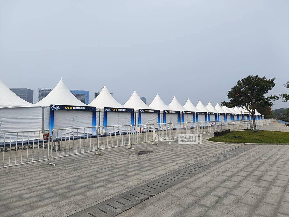鄭州鐵馬出租公司提供數千米護欄租賃現場