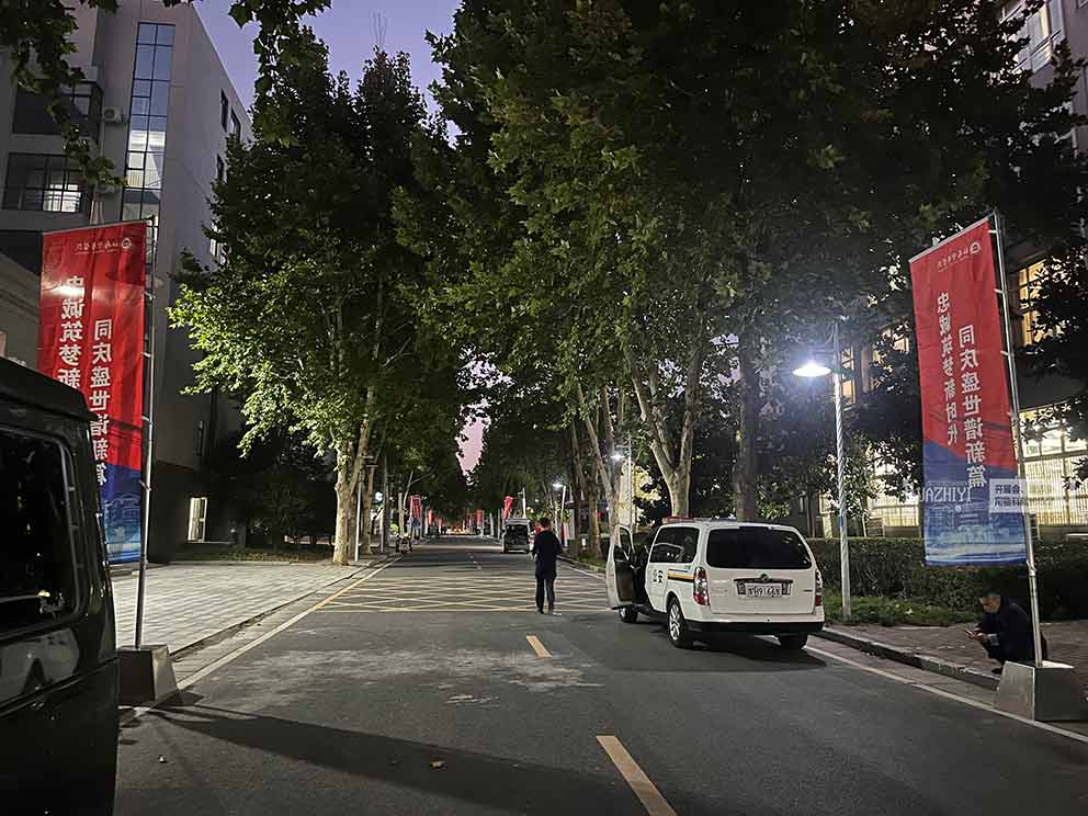 鄭州道旗出租在夜色中施工：已將各個道旗布置到位