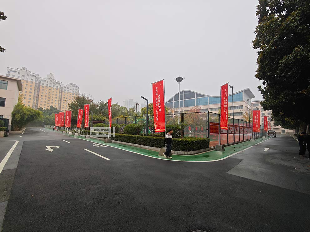 鄭州華熠物料出租公司助力文體比賽 布置現場道旗