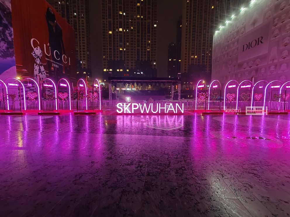 華熠鐵馬護欄租賃助力武漢SKP情人節活動護欄布置