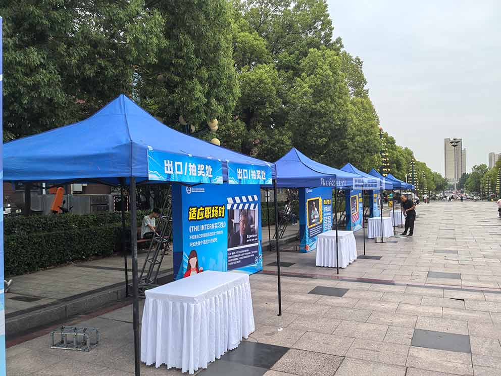 華熠物料租賃公司布置鄭州工業應用技術學院招聘會現場